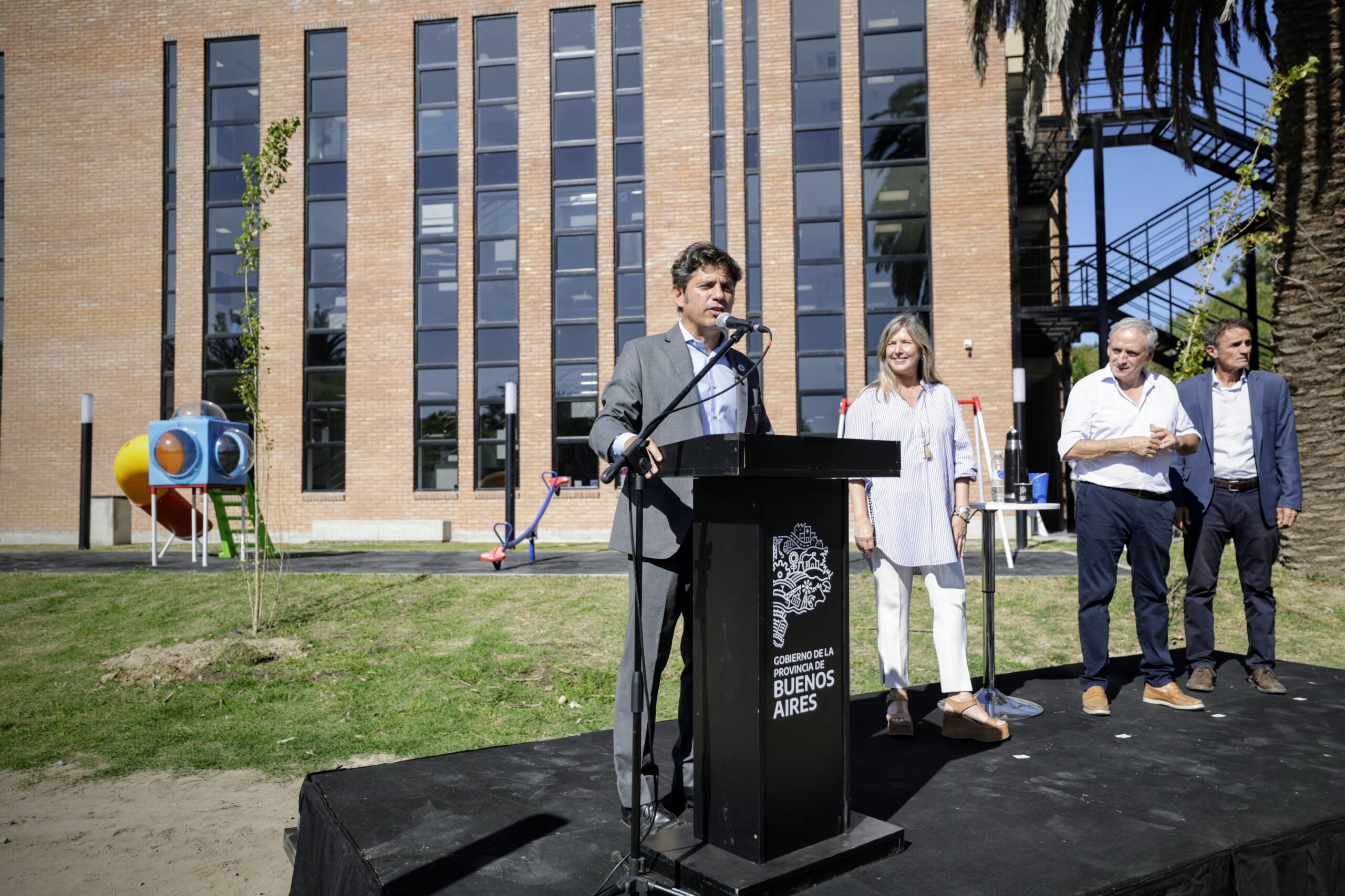 Kicillof inauguró la Casa de la Provincia en Chascomús y entregó escrituras gratuitas