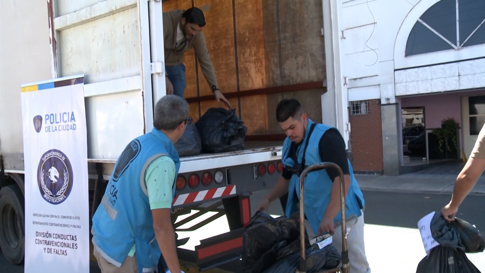 La Policía de la Ciudad entregó mercadería secuestrada en allanamientos a Bahía Blanca