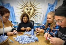 La Ciudad conmemora el 25 de mayo en la Feria de Mataderos con la entrega de escarapelas
