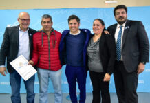 Kicillof entregó escrituras a familias de Laprida