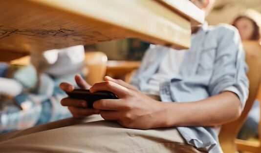 Celulares en el aula: cómo resuelven los colegios privados un desafío cada vez más complejo