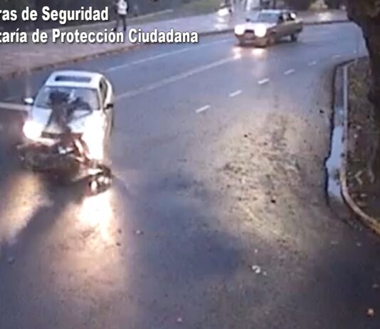 Imágenes de un impactante accidente de tránsito entre auto y moto en Tigre centro: todo quedó registrado por las cámaras del COT