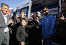 Kicillof entregó una ambulancia y patrulleros para fortalecer la seguridad en Rivadavia