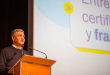 Jorge Macri entregó certificados de inglés y francés a chicos de escuelas primarias