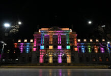 Iluminan la Casa de Gobierno bonaerense