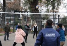 Con frío o calor: la pasión del newcom se agranda entre las personas mayores en las plazas porteñas