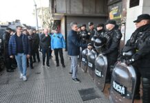 Liniers: operativo de la Ciudad para desalojar manteros y desocupar las veredas