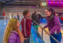Juan y Eva Andreotti visitaron la Pista de Patinaje sobre Hielo gratuita del Parque Náutico de San Fernando