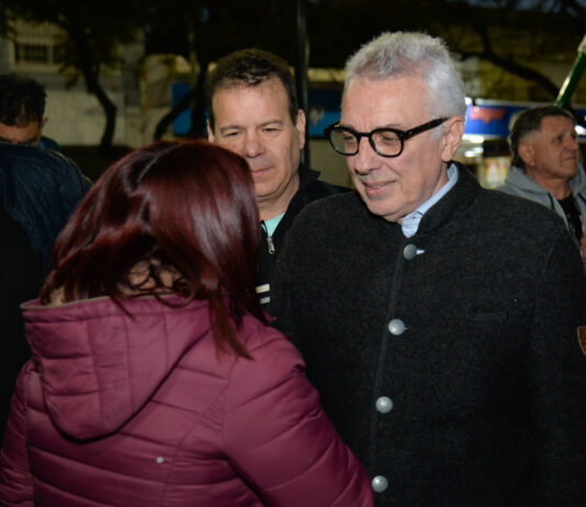 En Malvinas Argentinas, el candidato a senador Julio Zamora dialogó con vecinos y comerciantes sobre el futuro de la Provincia