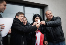 Kicillof entregó viviendas a familias de Tandil
