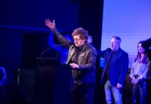 Milei lanzó la campaña en La Plata y respaldó a Diego Valenzuela