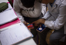 A un año de la regulación del uso de celulares, los alumnos mejoraron la atención, la convivencia y aprenden más