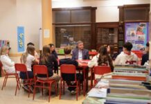 Mercedes Miguel y Jorge Macri compartieron una charla con estudiantes sobre el uso responsable del celular en la escuela