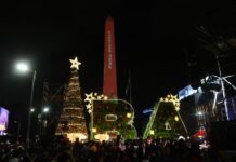 Con el encendido de luces, la Ciudad celebró frente al Obelisco el espíritu de la Navidad