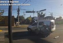 Circulaba sin registro de conducir una moto a alta velocidad, cruzó en rojo e impactó contra un auto en General Pacheco