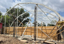 A fin de reforzar la infraestructura deportiva, avanza la instalación de un nuevo cerramiento desplazable en el natatorio del Polideportivo San Martín