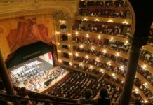 Seis ciudades donde el teatro forma parte del viaje: los destinos recomendados por Booking.com