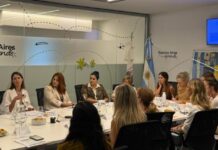 Avanza la agenda de protección digital infantil con un encuentro junto a familias y especialistas