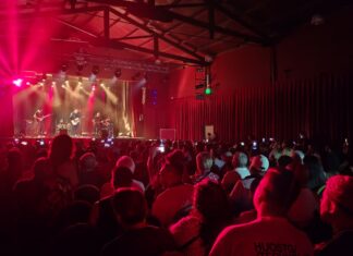 El Teatro de General Pacheco vibró al ritmo de «Los Ángeles del Rock»