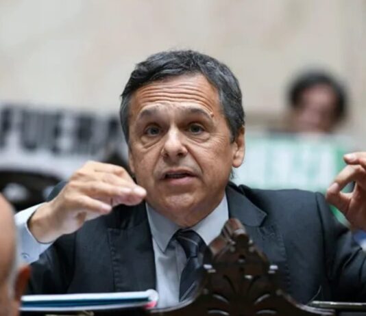 Diego Giuliano exige una consulta popular vinculante para defender los glaciares y el agua de los argentinos