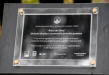 Vicente López plantó un nuevo olivo en la Plaza Vicente López y Planes como símbolo de paz
