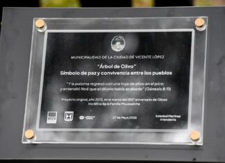 Vicente López plantó un nuevo olivo en la Plaza Vicente López y Planes como símbolo de paz