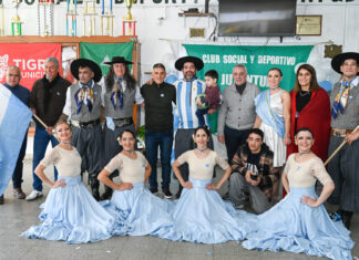 Con un mensaje de respeto y diálogo abierto, Julio Zamora visitó el Club Juventud donde celebró el Día de la Bandera
