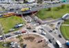 Distracción en un puente casi termina en tragedia: un camión perdió el control sobre la autopista y colisionó contra el guardarrail
