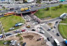 Distracción en un puente casi termina en tragedia: un camión perdió el control sobre la autopista y colisionó contra el guardarrail