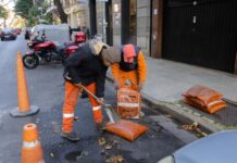 Asfalto frío: qué es y para qué sirve la innovadora técnica para tapar baches de la Ciudad