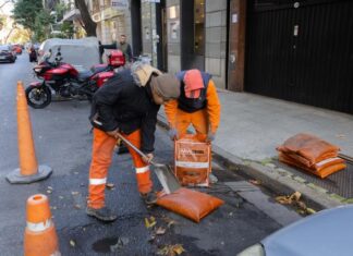 Asfalto frío: qué es y para qué sirve la innovadora técnica para tapar baches de la Ciudad