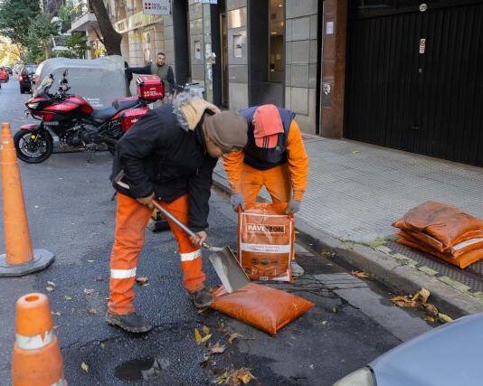 Asfalto frío: qué es y para qué sirve la innovadora técnica para tapar baches de la Ciudad