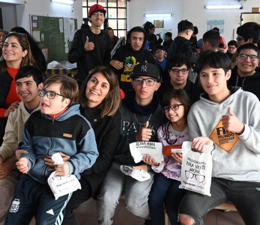 Autoridades del Municipio de Tigre recorrieron escuelas primarias del territorio y entregaron 90 pares de anteojos