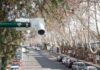 San Isidro apuesta por el video inteligente: conectó 2.600 cámaras a un nuevo software de plataforma abierta* El municipio completó una renovación tecnológica histórica en su infraestructura de videovigilancia. Reemplazaron viejos equipos analógicos, desplegaron 300 kilómetros de fibra óptica y sumaron analíticas avanzadas. El Municipio de San Isidro renovó por completo su infraestructura de control urbano al reemplazar un viejo sistema de videovigilancia analógico y fragmentado por una red unificada de más de 2.600 cámaras de alta definición equipadas con inteligencia artificial y analíticas avanzadas de última generación. La transformación tecnológica demandó el despliegue de 300 kilómetros de infraestructura de fibra óptica propia en un plazo de dos años. Esta nueva autopista digital permite interconectar miles de dispositivos distribuidos en el distrito y procesar flujos masivos de datos e imágenes en tiempo real sin perder ancho de banda. El corazón de este nuevo esquema es el software de gestión de video XProtect de Milestone Systems, una plataforma abierta y flexible que permite integrar múltiples tecnologías y centralizar su gestión desde un único entorno. Esta tecnología funciona en el centro de monitoreo municipal, integrando en una sola interfaz las imágenes de los dispositivos, el reconocimiento automático de patentes vehiculares (LPR) y alertas automatizadas por eventos de tránsito o movilidad. «Comenzamos con un diagnóstico muy claro. El sistema que heredamos estaba obsoleto y limitaba nuestra capacidad para operar eficientemente», explicó Alec Lucena, subsecretario de Innovación de San Isidro. «Necesitábamos replantear toda la base tecnológica que soportaba nuestras operaciones para dar un salto cualitativo», añadió el funcionario. La ingeniería del proyecto estuvo a cargo de la empresa local Exanet, encargada de la arquitectura y la unificación de las distintas herramientas, mientras que la provisión de los dispositivos ópticos de alto rendimiento correspondió a Hanwha Vision. Esta combinación sípermite un monitoreo centralizado basado en eventos y optimiza la recolección de datos urbanos. La integración técnica permite futuras actualizaciones de software sin necesidad de cambiar el equipamiento físico. Hugo Menegozzi, presidente de Exanet, detalló sobre el desarrollo: «El objetivo no era simplemente instalar más cámaras, sino construir una plataforma capaz de integrar múltiples tecnologías y continuar evolucionando con el tiempo». Además del despliegue en las calles, la comuna comenzó a incorporar drones para el patrullaje aéreo coordinado que se enlaza de forma directa al sistema centralizado. El objetivo de la intendencia es aprovechar esta robusta red de datos para consolidar a San Isidro como una ciudad inteligente, aplicando las cámaras al ordenamiento del tránsito pesado, el análisis de movilidad urbana y la optimización de los servicios públicos municipales. Finalmente, Johana Arias, directora de Ventas para Latinoamérica de Milestone Systems, concluyó: «La iniciativa de modernización demuestra cómo un enfoque de plataforma abierta puede ayudar a los municipios a construir una base más sólida mientras mantienen la flexibilidad para crecer con el tiempo»