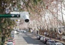 San Isidro apuesta por el video inteligente: conectó 2.600 cámaras a un nuevo software de plataforma abierta* El municipio completó una renovación tecnológica histórica en su infraestructura de videovigilancia. Reemplazaron viejos equipos analógicos, desplegaron 300 kilómetros de fibra óptica y sumaron analíticas avanzadas. El Municipio de San Isidro renovó por completo su infraestructura de control urbano al reemplazar un viejo sistema de videovigilancia analógico y fragmentado por una red unificada de más de 2.600 cámaras de alta definición equipadas con inteligencia artificial y analíticas avanzadas de última generación. La transformación tecnológica demandó el despliegue de 300 kilómetros de infraestructura de fibra óptica propia en un plazo de dos años. Esta nueva autopista digital permite interconectar miles de dispositivos distribuidos en el distrito y procesar flujos masivos de datos e imágenes en tiempo real sin perder ancho de banda. El corazón de este nuevo esquema es el software de gestión de video XProtect de Milestone Systems, una plataforma abierta y flexible que permite integrar múltiples tecnologías y centralizar su gestión desde un único entorno. Esta tecnología funciona en el centro de monitoreo municipal, integrando en una sola interfaz las imágenes de los dispositivos, el reconocimiento automático de patentes vehiculares (LPR) y alertas automatizadas por eventos de tránsito o movilidad. «Comenzamos con un diagnóstico muy claro. El sistema que heredamos estaba obsoleto y limitaba nuestra capacidad para operar eficientemente», explicó Alec Lucena, subsecretario de Innovación de San Isidro. «Necesitábamos replantear toda la base tecnológica que soportaba nuestras operaciones para dar un salto cualitativo», añadió el funcionario. La ingeniería del proyecto estuvo a cargo de la empresa local Exanet, encargada de la arquitectura y la unificación de las distintas herramientas, mientras que la provisión de los dispositivos ópticos de alto rendimiento correspondió a Hanwha Vision. Esta combinación sípermite un monitoreo centralizado basado en eventos y optimiza la recolección de datos urbanos. La integración técnica permite futuras actualizaciones de software sin necesidad de cambiar el equipamiento físico. Hugo Menegozzi, presidente de Exanet, detalló sobre el desarrollo: «El objetivo no era simplemente instalar más cámaras, sino construir una plataforma capaz de integrar múltiples tecnologías y continuar evolucionando con el tiempo». Además del despliegue en las calles, la comuna comenzó a incorporar drones para el patrullaje aéreo coordinado que se enlaza de forma directa al sistema centralizado. El objetivo de la intendencia es aprovechar esta robusta red de datos para consolidar a San Isidro como una ciudad inteligente, aplicando las cámaras al ordenamiento del tránsito pesado, el análisis de movilidad urbana y la optimización de los servicios públicos municipales. Finalmente, Johana Arias, directora de Ventas para Latinoamérica de Milestone Systems, concluyó: «La iniciativa de modernización demuestra cómo un enfoque de plataforma abierta puede ayudar a los municipios a construir una base más sólida mientras mantienen la flexibilidad para crecer con el tiempo»