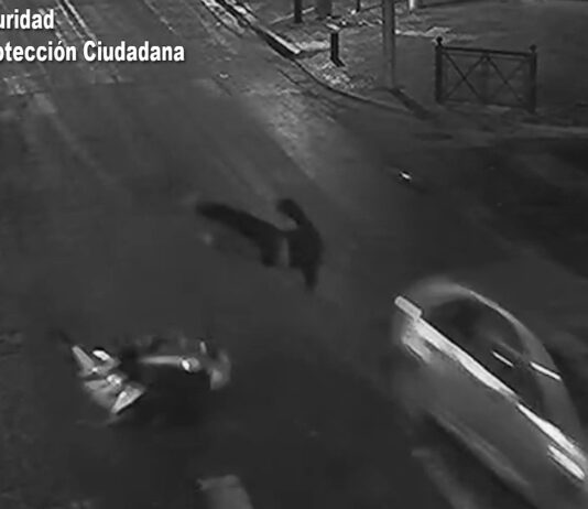 Impactante choque terminó con un motociclista volando por el aire: está fuera de peligro