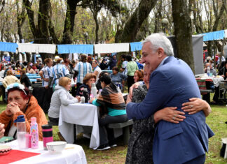 En el marco del Día del Jubilado, Julio Zamora compartió una jornada junto a una multitud de adultos mayores