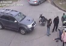 Las cámaras del COT registraron un siniestro vial entre una moto y una camioneta